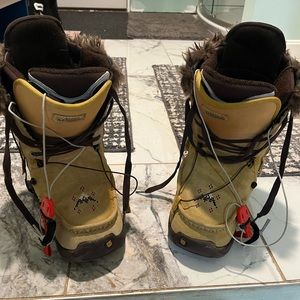 RARE BURTON MEMENTO SNOWBOARD BOOTS WOMEN SIZE 7